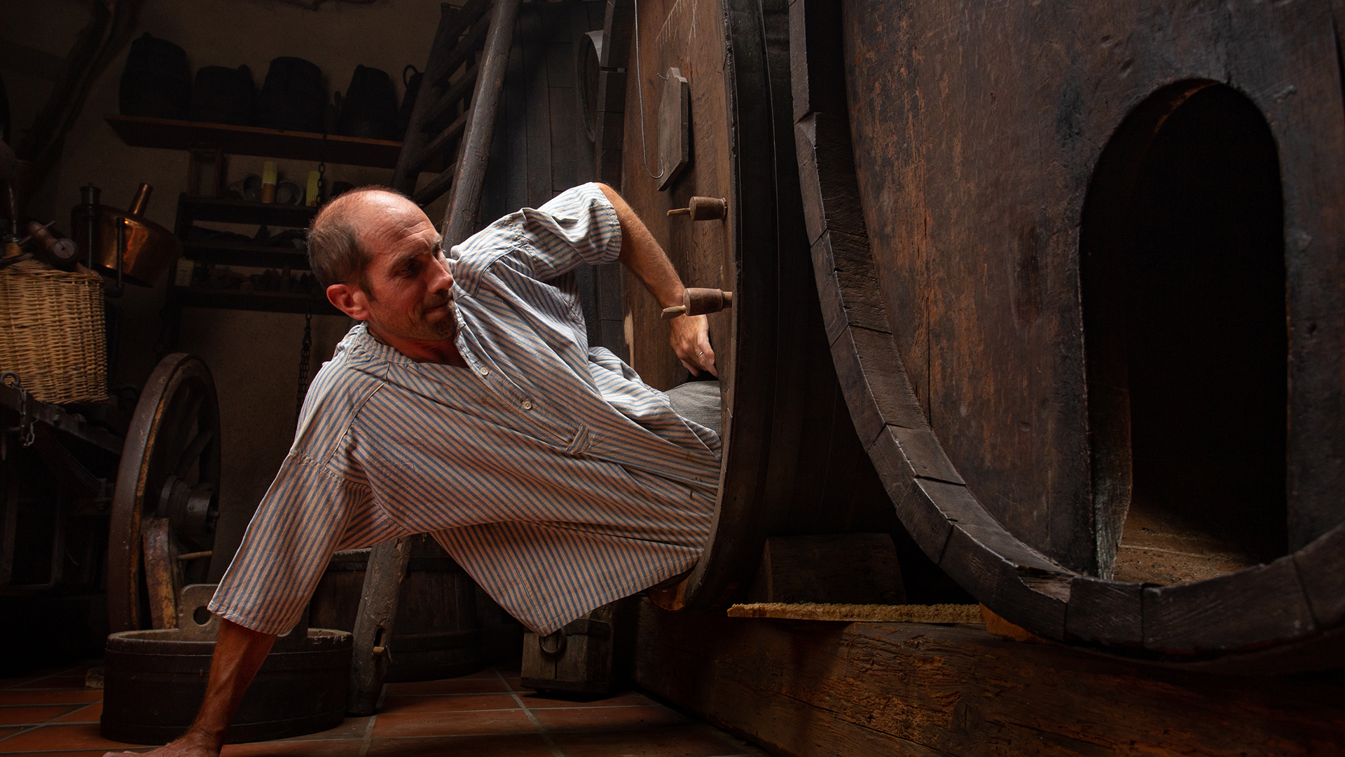 Un vigneron sort du tonneau qu’il a détartré (il fallait être très mince)